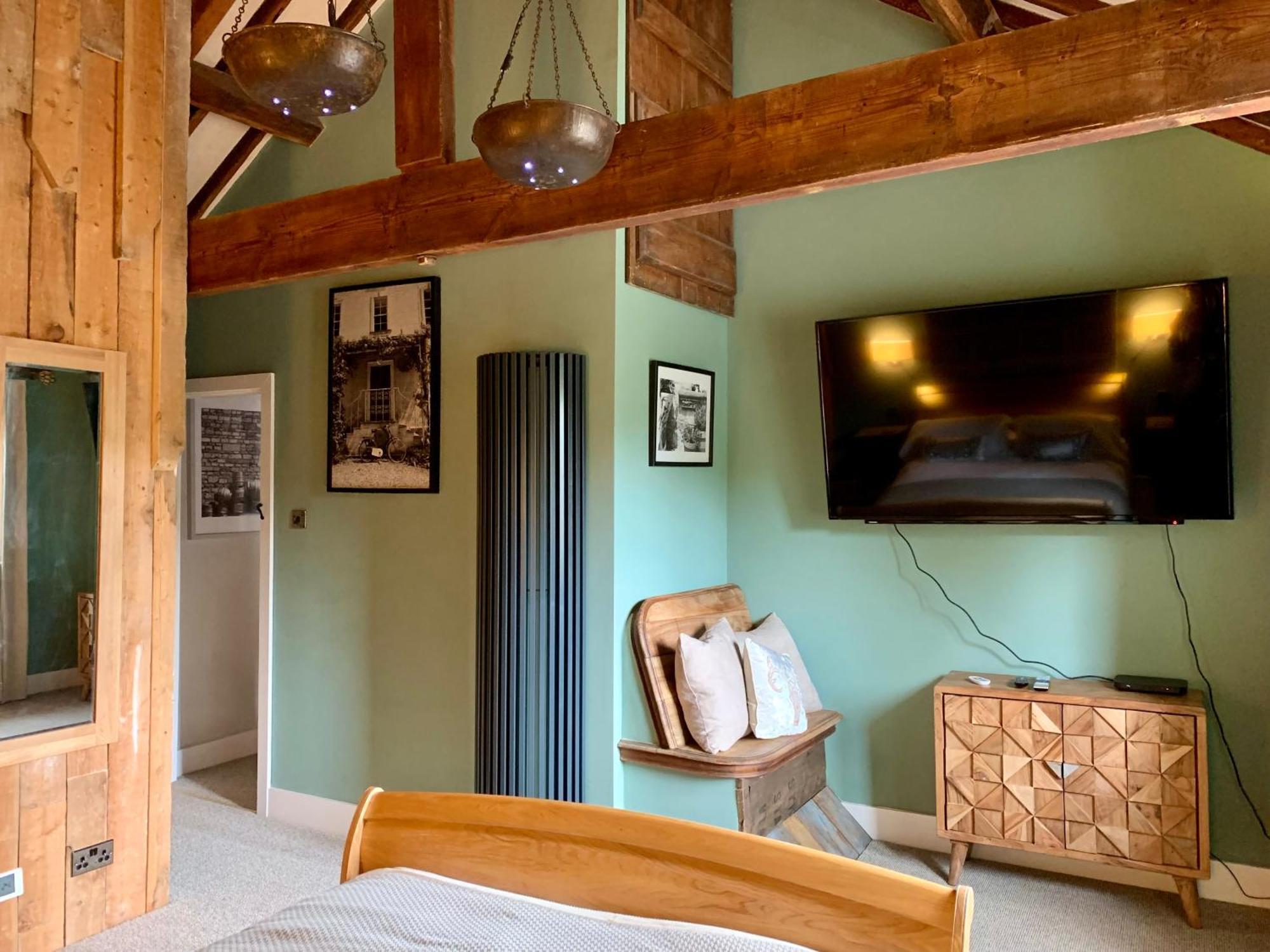 Апартаменты The Coach House And The Stable Woodchester Номер фото